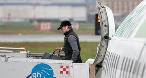 بعد تعطل طائرتها...بعثة لايبزج تسافر إلى المعسكر التدريبي على متن ثلاث طائرات صغيرة